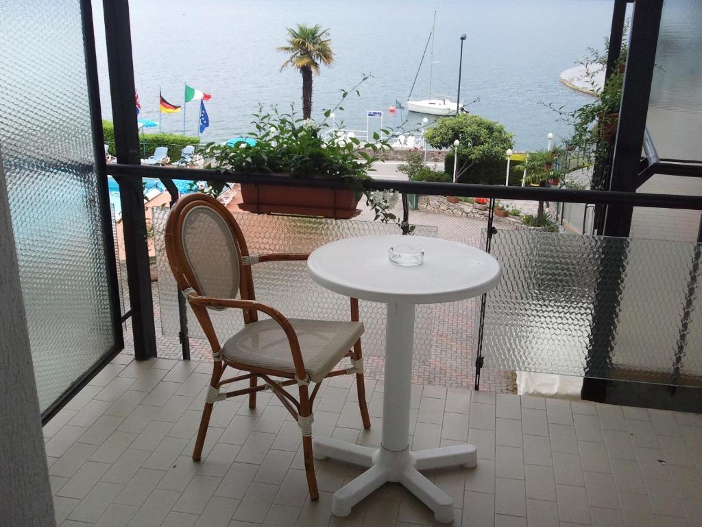 Hotel Caribe - Garda Lake Collection เบรนโซเน ซูล การ์ดา ห้อง รูปภาพ