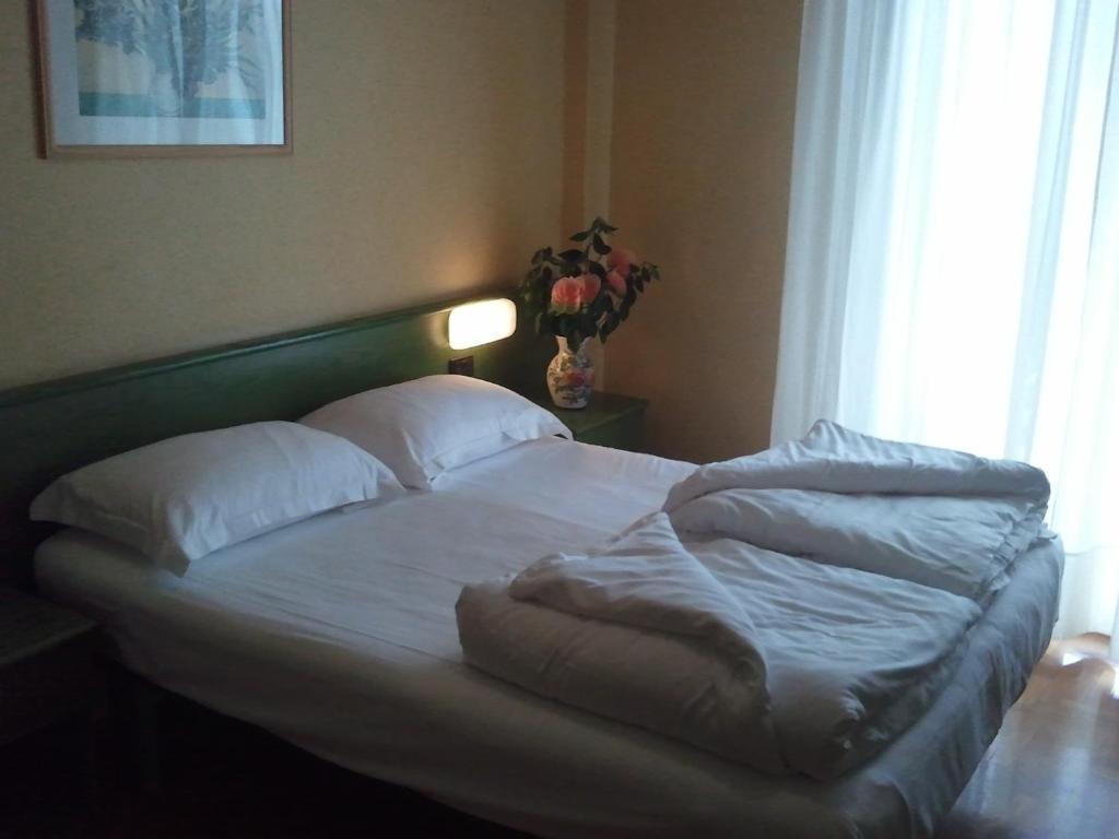Hotel Caribe - Garda Lake Collection เบรนโซเน ซูล การ์ดา ห้อง รูปภาพ