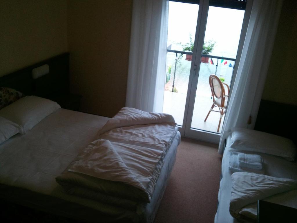 Hotel Caribe - Garda Lake Collection เบรนโซเน ซูล การ์ดา ห้อง รูปภาพ