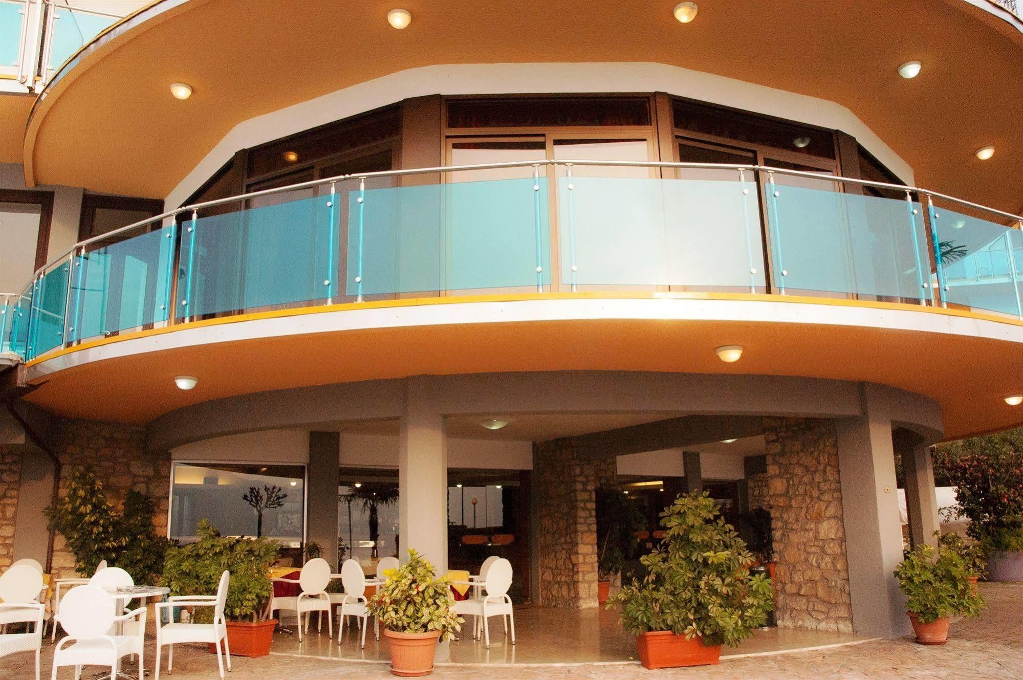 Hotel Caribe - Garda Lake Collection เบรนโซเน ซูล การ์ดา ภายนอก รูปภาพ
